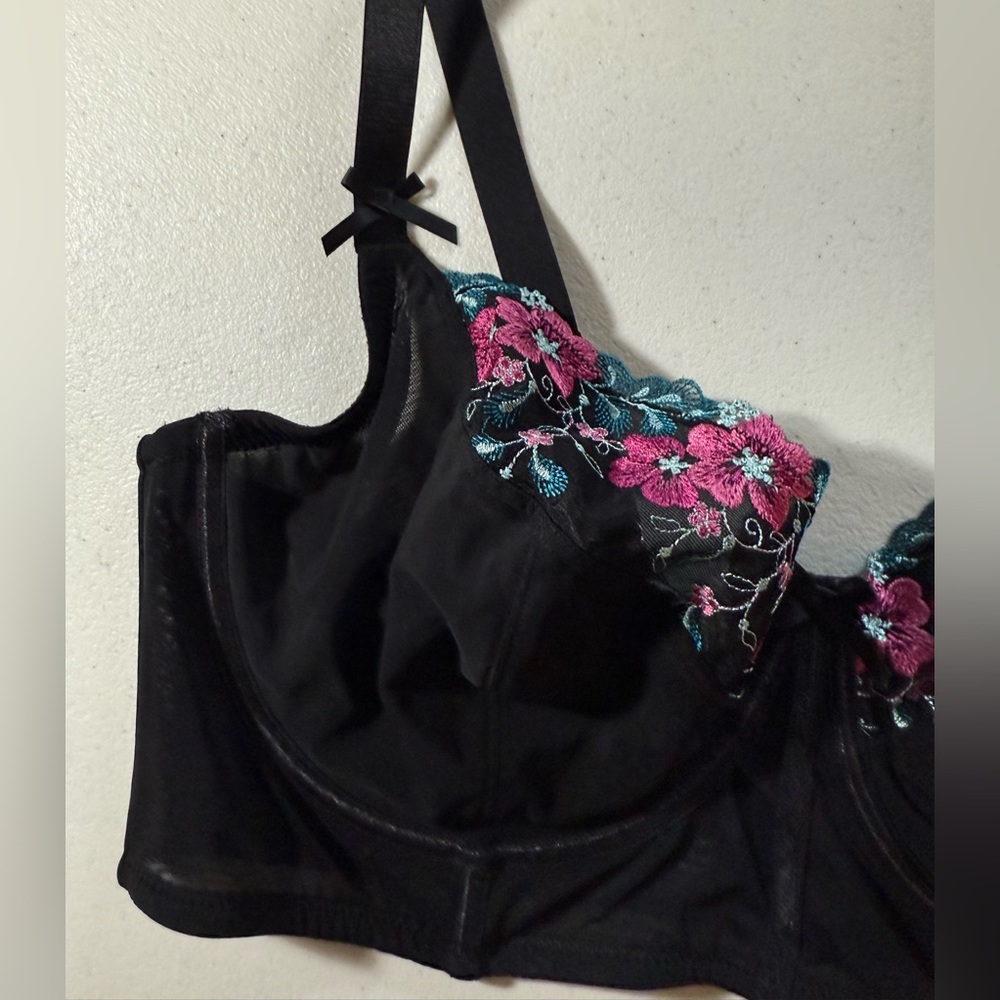 Adore Me Elara 46DDD Bra Black
Longline Underwire Back Closure
Embroidered - Picture 3 of 7